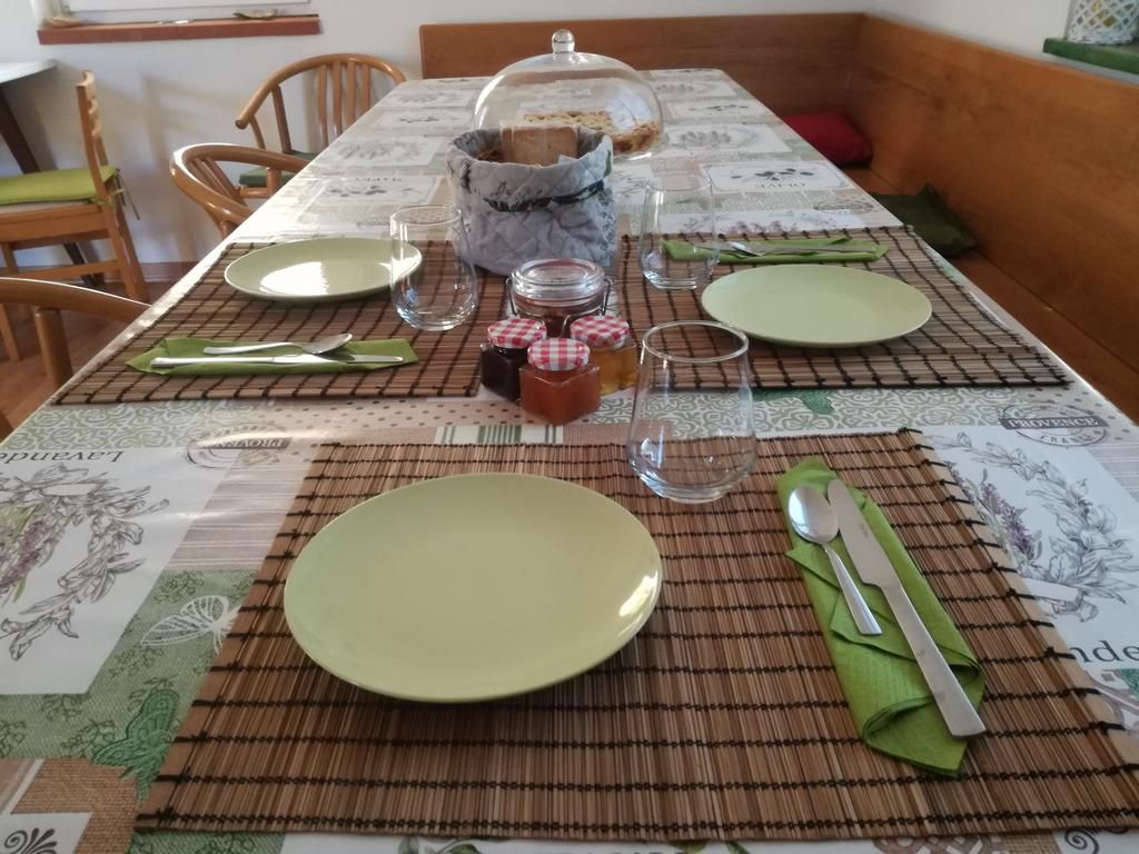 Tavola apparecchiata per la colazione