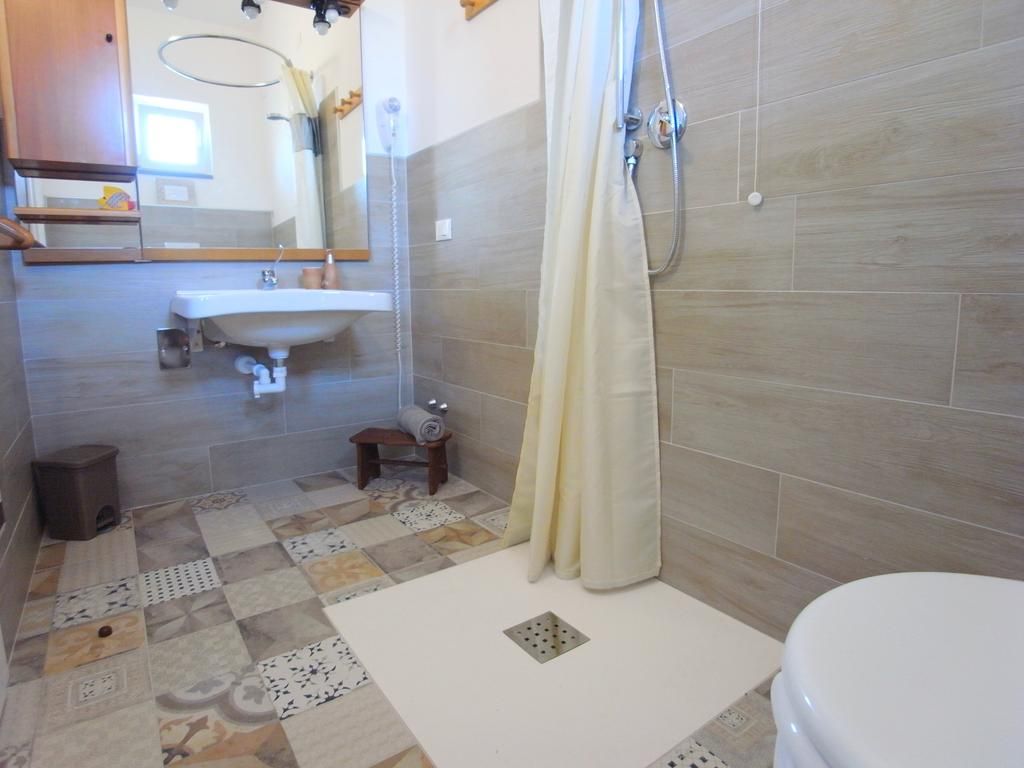 Bagno con doccia e finestra