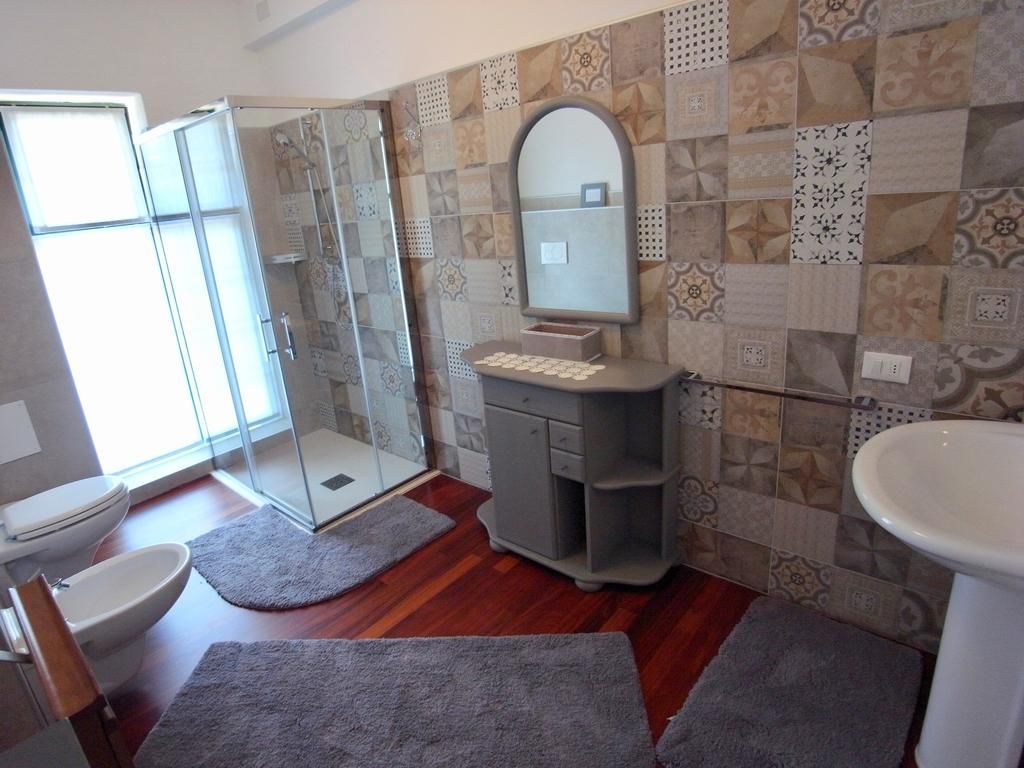 Bagno con piastrelle decorate
