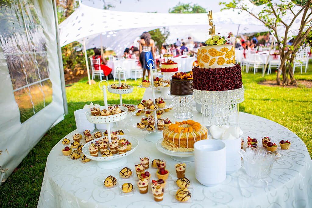 Tavolo allestito per una festa di compleanno