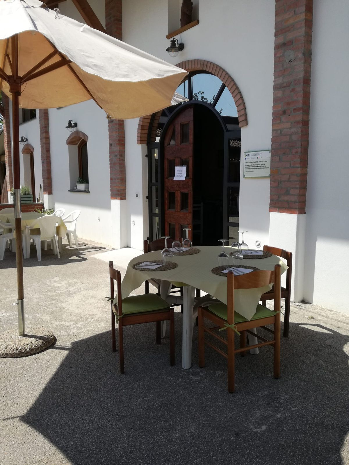 Il portico esterno con i tavoli